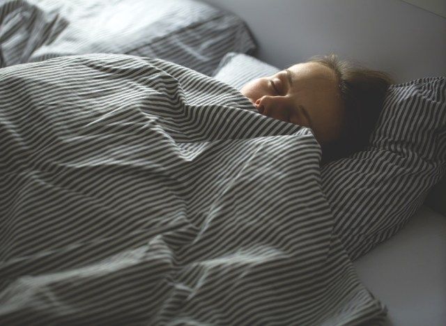 mažiau miego sukelia svorio kritimą